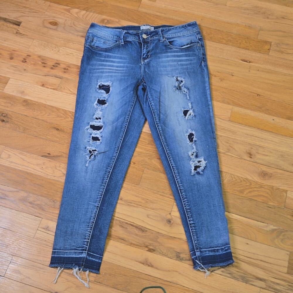 Soundgirl women's distressed crop jeans size 9